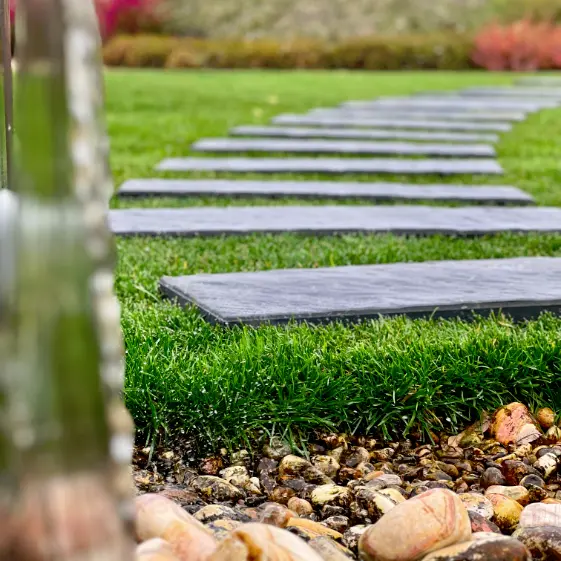Шаговая плита Stone Графитовый Серый в ландшафтном дизайне