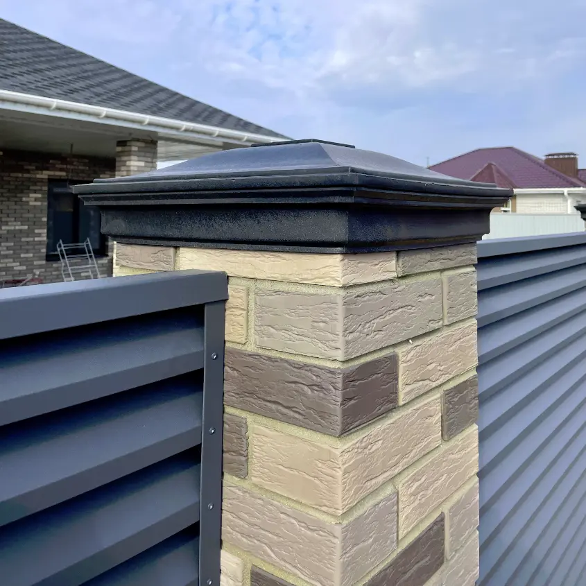 Фото 9 колпак Monblan Серый на столбах забора типа жалюзи