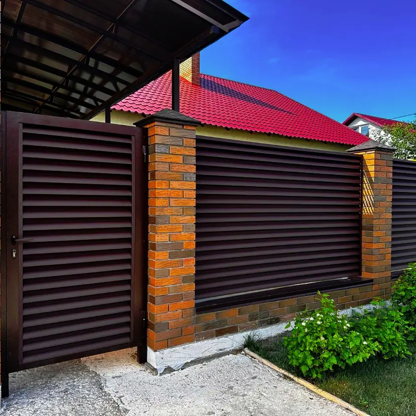 Фото 3 забор Еврожалюзи RAL8017 МАТТЕ Коричневый двусторонний