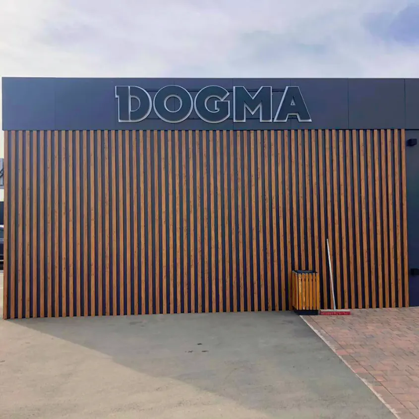 Фото 3 рейка под дерево Кипарис на фасаде офиса