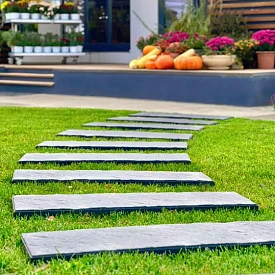 Пошаговая плита Stone Графитовый Серый на садовом участке